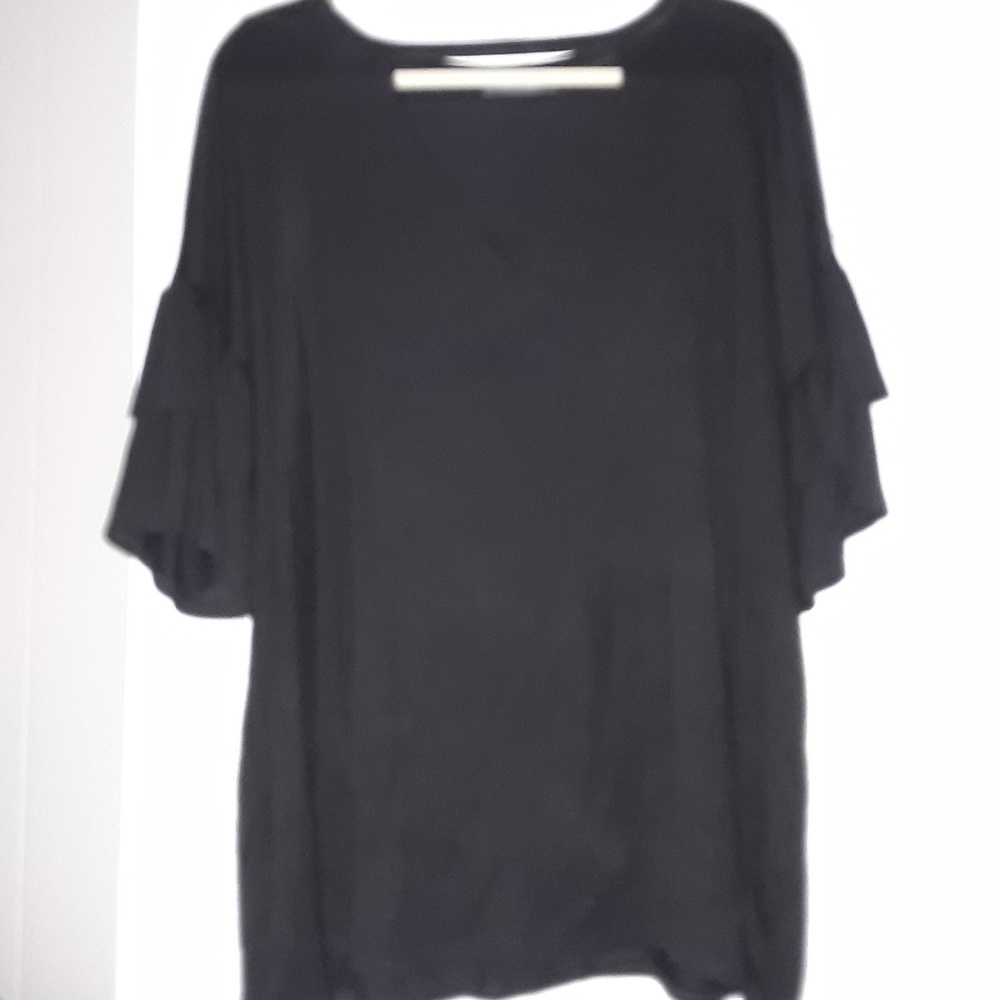 Black keyhole top